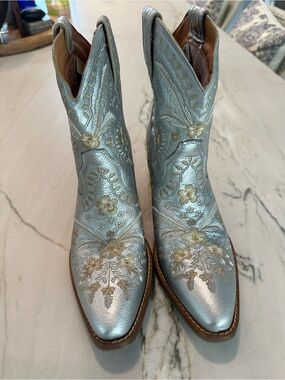 DINGO Metallic Light Blue Floral Embroidered short Cowboy Boots